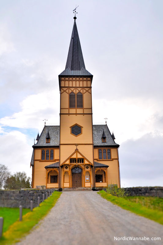 Lofoten, Inselgruppe Norwegen, weißer Strand, rote Holz-Häuser, Stockfisch, Natur, Wandern, Angeln, Hennigsvær, Leknes, Reine, Svolvær, Urlaub, Reise, Kreuzfahrt, Skandinavien, Costa