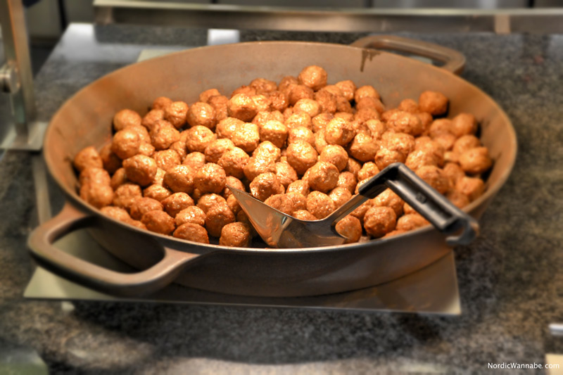 Schwedisches Weihnachtsbuffet bei IKEA, Julbord, IKEA, Schweden, Skandinavien, Blog, Lachs, Kaviar, Ei, Weihnachtsschinken, Hering, Dill, Kuchen, Milchreis, Pfefferkuchen, Köttbullar, Lachs, Softbröd, Elch