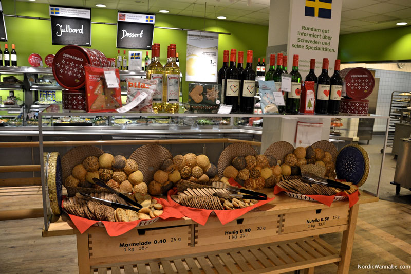 Julbord, IKEA, Schweden, Skandinavien, Blog, Lachs, Kaviar, Ei, Weihnachtsschinken, Hering, Dill, Kuchen, Milchreis, Pfefferkuchen, Köttbullar, Lachs, Softbröd, Elch