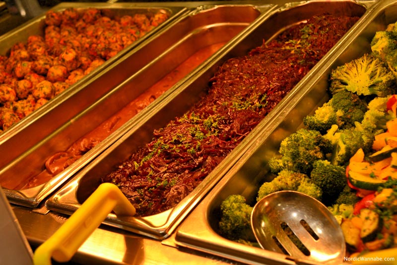 Julbord, IKEA, Schweden, Skandinavien, Blog, Lachs, Kaviar, Ei, Weihnachtsschinken, Hering, Dill, Kuchen, Milchreis, Pfefferkuchen, Köttbullar, Lachs, Softbröd, Elch