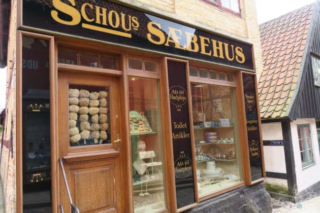 Reise, Urlaub, Erfahrungen, Aarhus, &Aring;rhus, Visitaarhus, CABINN, K&auml;hler, Royal Copenhagen, La Cabra, Shopping, Einkaufen, Hotel, &Uuml;bernachten, Reisetipps, Reisebericht, Streetfood Market, Hygge, Bolia, Plastik Boy, Regenbogen, Regnbogengang, Aros, Den Gamle By, Krake, Botanischer Garten, Dok1, Dome of Visions, Bruins Galleri, Sinnerup,