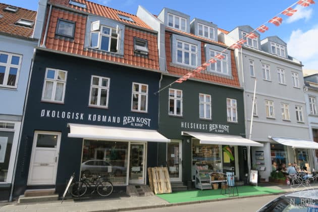 Reise, Urlaub, Erfahrungen, Aarhus, &Aring;rhus, Visitaarhus, CABINN, K&auml;hler, Royal Copenhagen, La Cabra, Shopping, Einkaufen, Hotel, &Uuml;bernachten, Reisetipps, Reisebericht, Streetfood Market, Hygge, Bolia, Plastik Boy, Regenbogen, Regnbogengang, Aros, Den Gamle By, Krake, Botanischer Garten, Dok1, Dome of Visions, Bruins Galleri, Sinnerup,